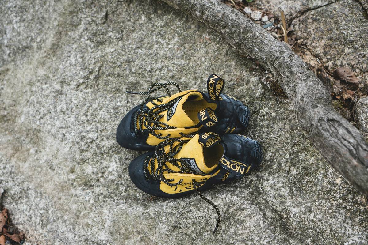Beta climbing pro gear including black and red tricams placed in a limestone crack